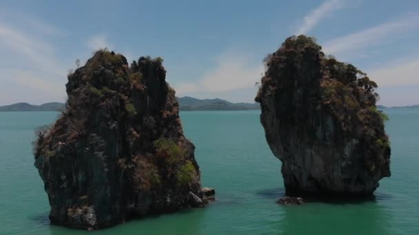 Montañas aéreas en el océano. Drone fluye entre dos rocas . — Vídeos de Stock