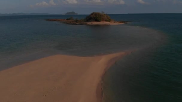 Tiro aéreo Pequena ilha no oceano — Vídeo de Stock