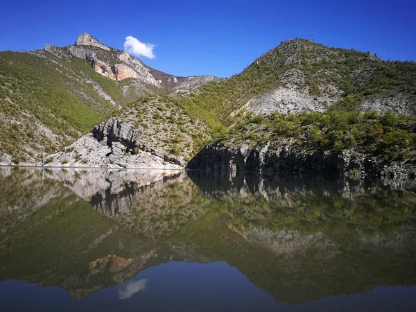 Чисте Озеро Відображенням Байдаркою — стокове фото