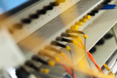 Bir teknoloji veri merkezinde sunucuları olan fiber optik