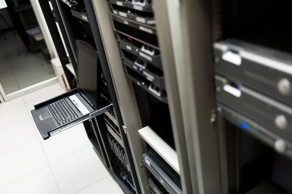 Server jaringan di ruang data Ruang Domestik — Stok Foto