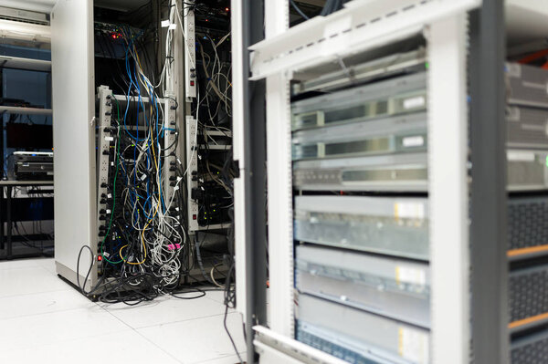 Сетевые серверы в комнате данных
