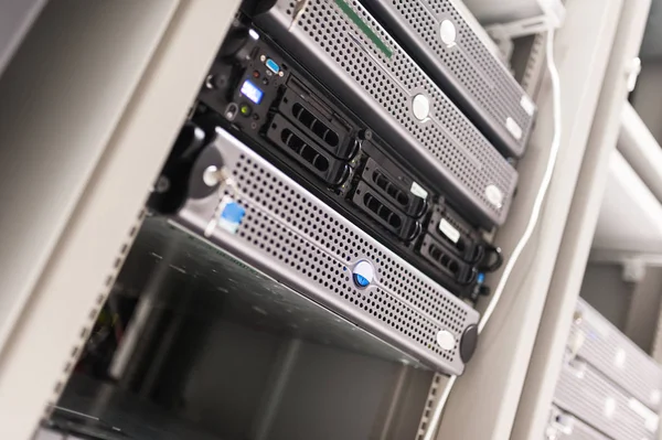 Netwerkservers in binnenlandse gegevens kamer — Stockfoto