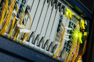 Bir teknoloji veri merkezinde sunucuları olan fiber optik