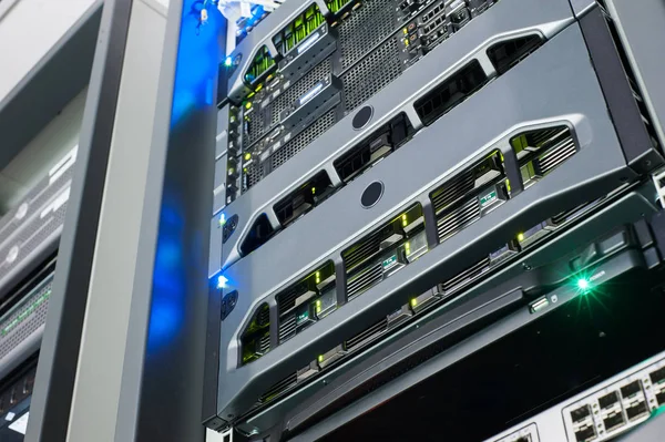 Netzwerk-Server im Datenraum — Stockfoto