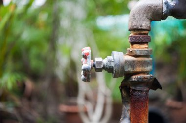 Güneş ışığında eski kapatma vanası .