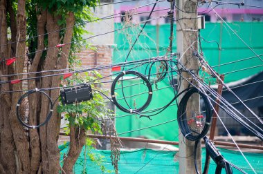 Güneş ışığında ayağı elektrik hattı .