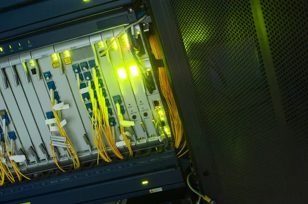 Száloptika szerverekkel egy technológiai adatközpontban — Stock Fotó