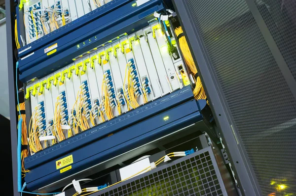 Fibra óptica com servidores em um data center de tecnologia — Fotografia de Stock