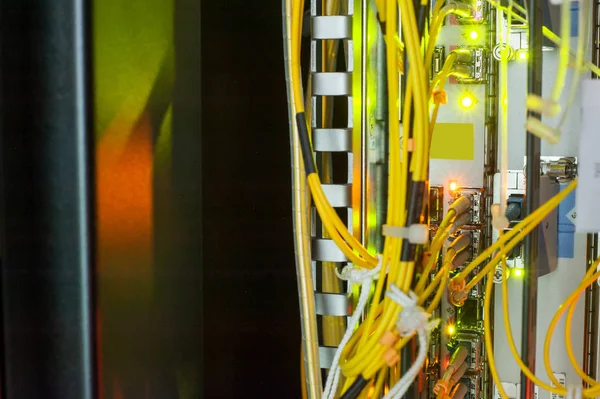 Optické vlákno se servery v datovém centru technologie — Stock fotografie