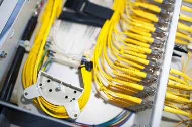 Bir teknoloji veri merkezinde sunucuları olan fiber optik