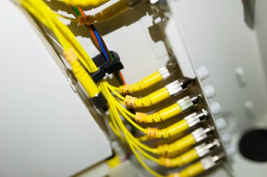 Bir teknoloji veri merkezinde sunucuları olan fiber optik
