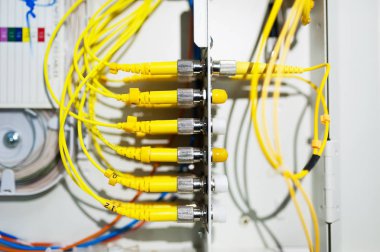 Bir teknoloji veri merkezinde sunucuları olan fiber optik