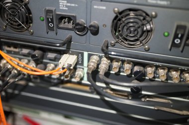 Bir teknoloji veri merkezinde sunucuları olan fiber optik