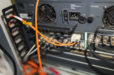 Bir teknoloji veri merkezinde sunucuları olan fiber optik