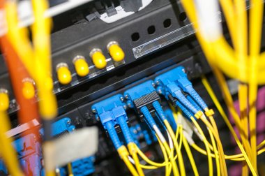 Bir teknoloji veri merkezinde sunucuları olan fiber optik