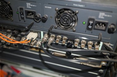 Bir teknoloji veri merkezinde sunucuları olan fiber optik