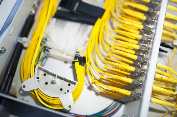 Fibra ottica con server in un data center tecnologico — Foto Stock