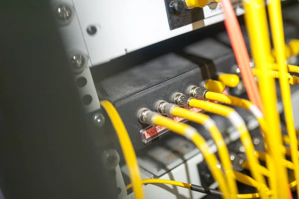 Fibra ottica con server in un data center tecnologico — Foto Stock