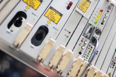 Bir teknoloji veri merkezinde sunucuları olan fiber optik