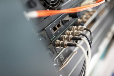 Bir teknoloji veri merkezinde sunucuları olan fiber optik