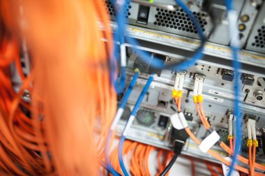 Bir teknoloji veri merkezinde sunucuları olan fiber optik