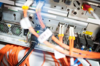 Bir teknoloji veri merkezinde sunucuları olan fiber optik