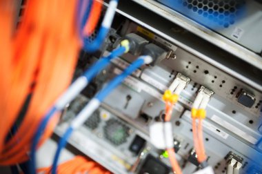 Bir teknoloji veri merkezinde sunucuları olan fiber optik