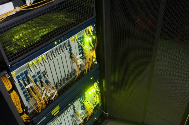 Bir teknoloji veri merkezinde sunucuları olan fiber optik