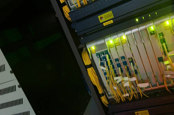 기술 자료 센터에 서버가 있는 광섬유 — 스톡 사진