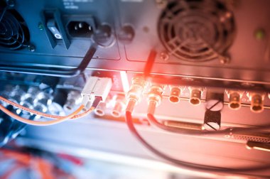 Bir teknoloji veri merkezinde sunucuları olan fiber optik