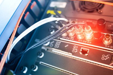 Bir teknoloji veri merkezinde sunucuları olan fiber optik