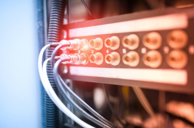 Bir teknoloji veri merkezinde sunucuları olan fiber optik