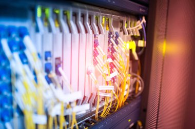 Bir teknoloji veri merkezinde sunucuları olan fiber optik