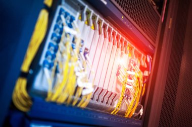 Bir teknoloji veri merkezinde sunucuları olan fiber optik