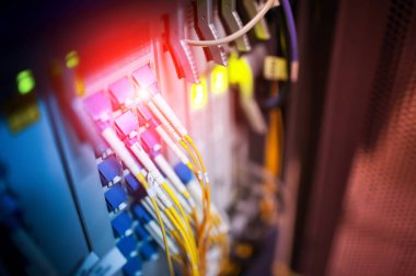 Bir teknoloji veri merkezinde sunucuları olan fiber optik
