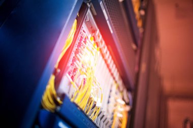 Bir teknoloji veri merkezinde sunucuları olan fiber optik