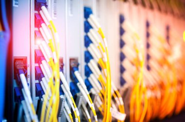 Bir teknoloji veri merkezinde sunucuları olan fiber optik