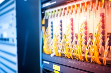 Bir teknoloji veri merkezinde sunucuları olan fiber optik