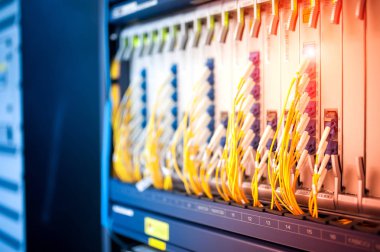 Bir teknoloji veri merkezinde sunucuları olan fiber optik