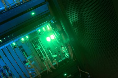 Bir teknoloji veri merkezinde sunucuları olan fiber optik