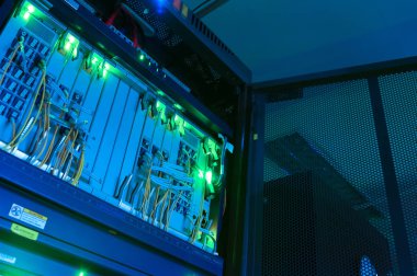 Bir teknoloji veri merkezinde sunucuları olan fiber optik