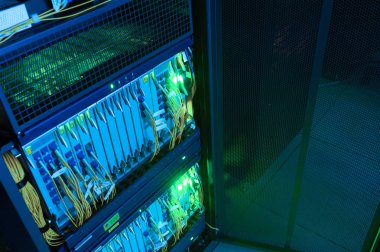 Bir teknoloji veri merkezinde sunucuları olan fiber optik