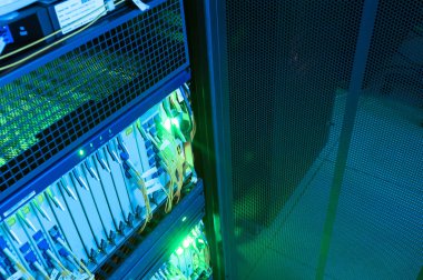 Bir teknoloji veri merkezinde sunucuları olan fiber optik