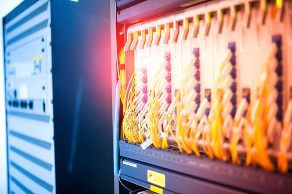 Bir teknoloji veri merkezinde sunucuları olan fiber optik