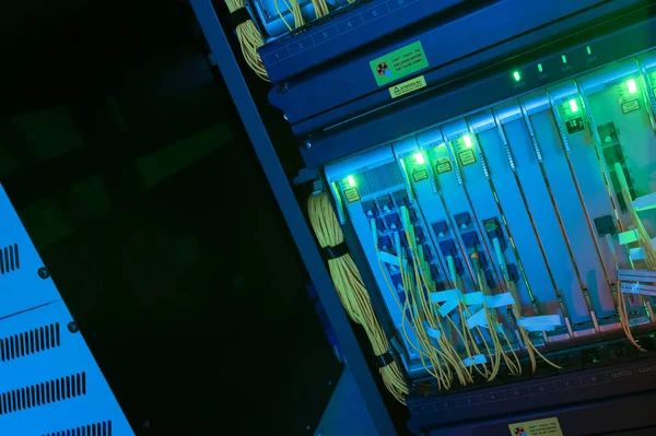 Bir teknoloji veri merkezinde sunucuları olan fiber optik