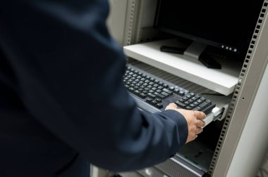 Man veri merkezi odasında sunucu ağını düzelt