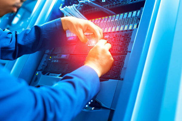 человек починит серверную сеть в помещении центра обработки данных