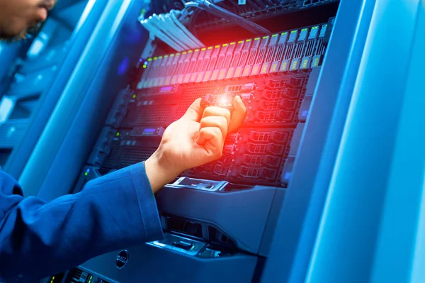 Rete server man fix nella sala data center — Foto Stock