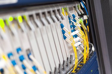 Bir teknoloji veri merkezinde sunucuları olan fiber optik